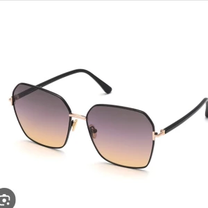 Tom Ford Claudia-02 solglasögon - Äkta Tom Ford Claudia-02 TF839 Designer-glasögon i nyskick som jag fått för många år sen därav har jag inget kvitto. Modellnummer finns på insidan av skalmarna och streckkodslappen är kvar, vilket bekräftar äktheten. Originalfodral saknas men kan skickas med vanligt glasögon fodral. Nypris 5600kr pris kan diskuteras!