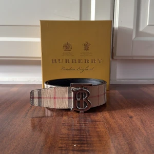 Burberry bälte - Tja! Säljer ett sjukt snyggt burberry bälte med silver spänne. Ger din outfit en lyxig touch och passar till både vardag och fest. Allt som medföljs ser ni på sista bilden. Skick: 8/10 använd 20 gånger typ fof i bra skick. Storlek: 95cm kod 80 eu passar dig som har 25-30 i waist typ. Pris: 799kr. Pris kan diskuteras vid snabb affär💨Kom DM vid fler bilder eller funderingar🥰