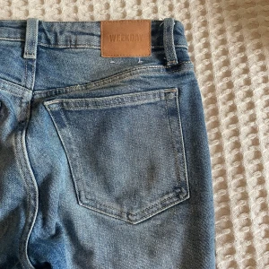 Blå bootcut jeans från Weekday - Snygga populära blå bootcut jeans från Weekday. Storleken är W 28 L 32. Byxorna är uppsydda. Jag är 165 och dem är lite långa på mig ☺️