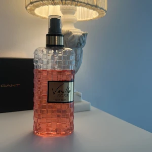 Vanilla Rose Body Mist - Fräsch body mist med doft av vanilj och rosor. Den är lite använd men ca 2/3 kvar . Doftar verkligen fantastisk o varar länge! Perfekt för dig som gillar söta, fräscha och blommiga dofter.