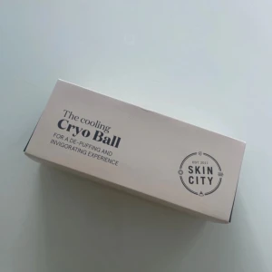 Skin City Cooling Cryo Ball - En genomskinlig Cryo Ball från Skin City, perfekt för att kyla ner och pigga upp huden. Verktyget är gjort av glas med ett greppvänligt, vitt handtag med textur. Används för att minska svullnad och ge en fräsch känsla i ansiktet.