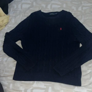 Mörkblå kabelstickad tröja från Ralph Lauren.  - Används sällan då den är för stor. Storlek M men passar bättre som L