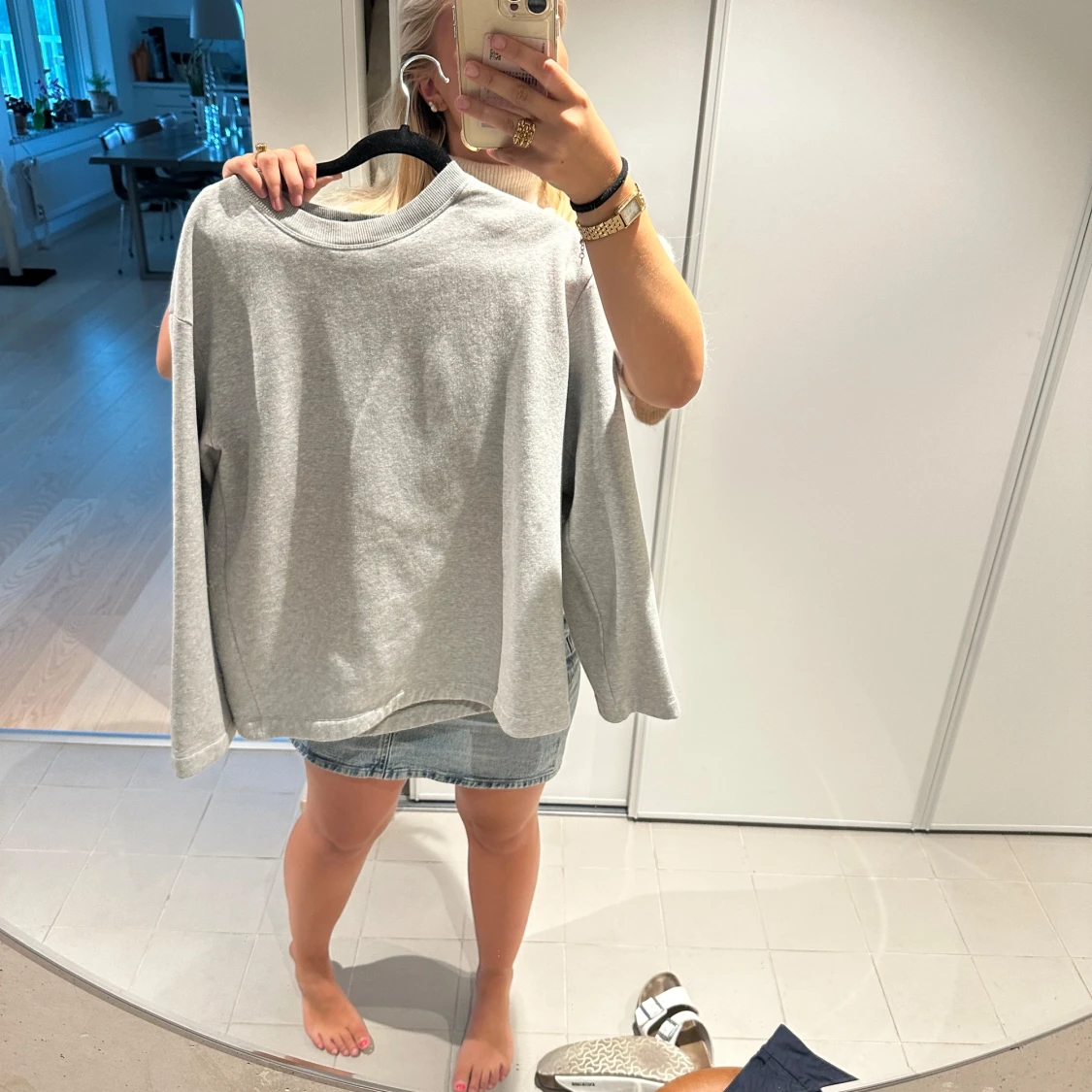 Sweatshirt utsvängd arm