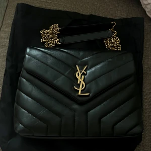 Svart quiltad ysl väska 25cm - Superfin kvalité på läder & hardware. Svart och guld. Använd, men vid få tillfällen och knappt några slitningar. Går att både ha på axeln som kort och lång väska, eller cross-body. Ej äkta.🌟🖤🤎💎 Skriv förslag pris