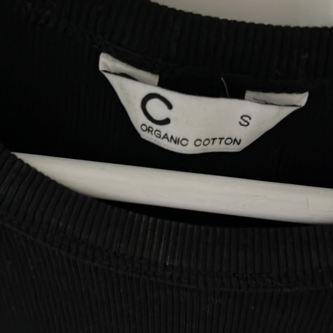 Svart ribbad linnetopp i ekologisk bomull - 3