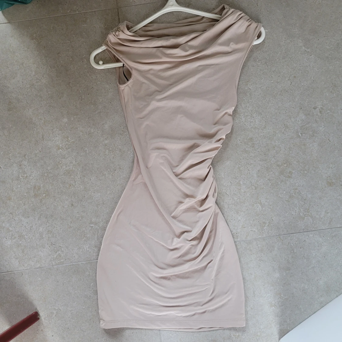 Beige omlott kortklänning