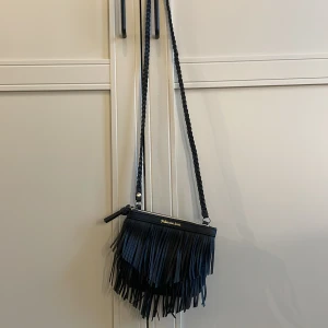 Svart västa - En svart handväska jag haft i många år, tror den är från glitter