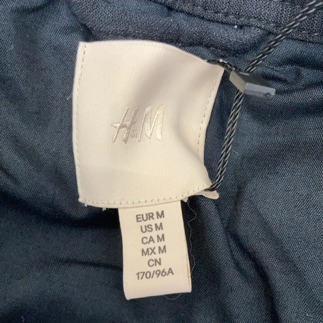 Svart omlottväst från H&M med knyt - 2