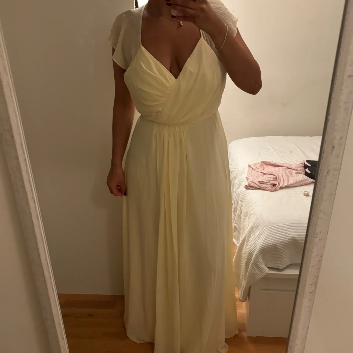 Ljusgul långklänning med volang