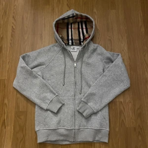 Burberry Hoodie  - Burberry hoodie i fet kvalitet, står M men passar som xs