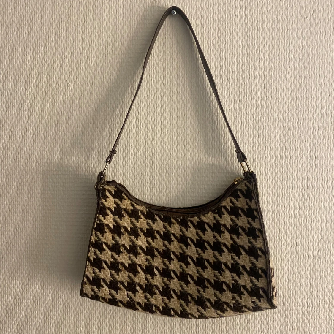 Rutig axelväska i brunt och beige - 1