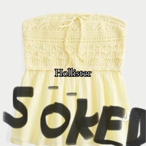 Gul axelbandslös topp från Hollister - SÖKER!!! jag måste verkligen köpa sån här helst i storlek XS men jag tror XXS ÅS funkar