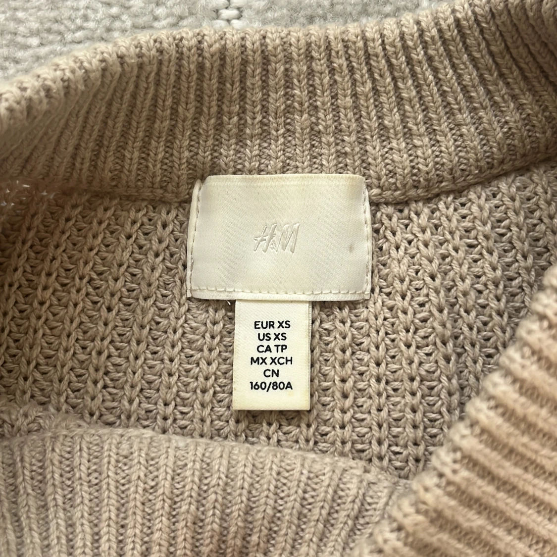 Beige stickad tröja från H&M - 1