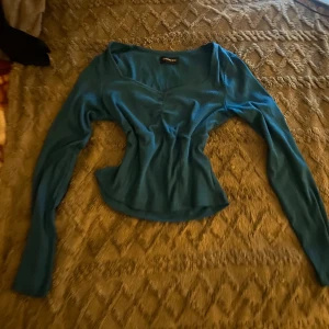 Blå långärmad topp från Even&Odd - Snygg blå långärmad topp från Even&Odd. Perfekt för en stilren look med en v-ringad design som ger en extra touch. Passar bra till både jeans och kjol.