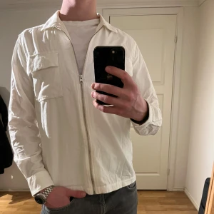 These Glory Days Overshirt  - Säljer denna sjukt snygga Overshirten från These Glory Days⭐️ Färgen är vit och storleken är M⭐️Jackan har inga defekter och skicket är utomordentligt🙌🤝 Sjukt najs passform och material också⭐️🙌 Tveka inte på att höra av er dig vid minsta fråga eller fundering😊