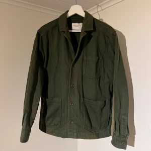 These Glory Days Overshirt - Säljer denna sjukt snygga Overshirten från These Glory Days⭐️ Färgen är mörkgrön och storleken är S⭐️Jackan har inga defekter och skicket är utomordentligt🙌🤝 Sjukt najs passform och material också⭐️🙌 Tveka inte på att höra av er dig vid minsta fråga eller fundering😊