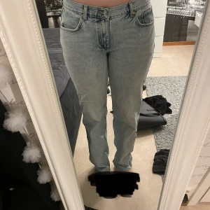 Ljusblå jeans från Gina tricot - Säljer ett par lowwaisted raka jeans från Gina tricot. De har en klassisk femficksdesign och är tillverkade i denim. Perfekta för en avslappnad stil. Orginalpris 50euro