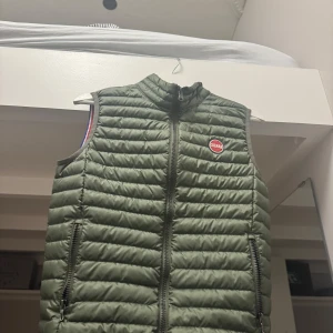 Grön dunväst från Colmar -   HELT NY Snygg grön dunväst från Colmar med dragkedja och quiltad design. perfekt under lite varmare dagar. Västen har en stilren look och passar xs och s skick 10/10
