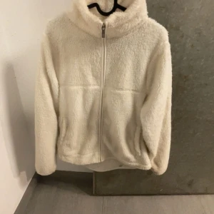 Vit teddyjacka från 157 - Mysig vit teddyjacka från 157 med dragkedja framtill. Inte så använd.