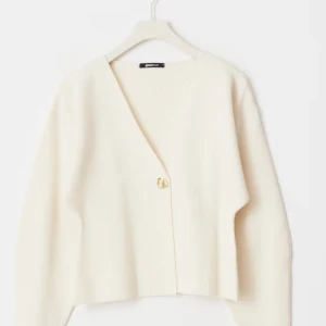 Kräm vit kofta från gina  - Säljer min kofta från gina då den är för liten, använt den fåtal gånger🫶🏻🫶🏻