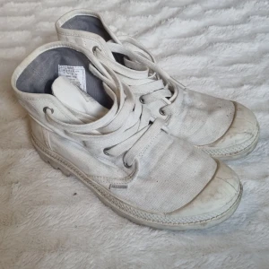 Vita sneakers med snörning - Säljer ett par vita sneakers med snörning. I gott skick, dock smutsiga.