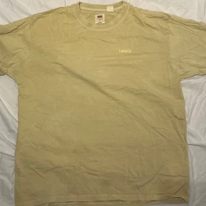 Relaxed vintage t-shirt från Levi's - Vintage t shirt från Levis i relaxed passform. Färgen är gulblekt och den är använd enstaka gånger.