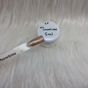 Colour gel It's Showtime 5ml - Colour gel i en glittrig, champagnefärgad nyans. Perfekt för att ge dina naglar en lyxig touch. Kommer i en liten burk på 5 ml.