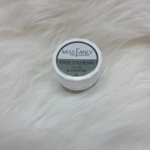 Miss Fancy Solid Color Gel Eucalyptus - Solid Color Gel från Miss Fancy i nyansen Eucalyptus. Perfekt för att skapa hållbara och snygga naglar med en fräsch, naturlig look. Kommer i en liten burk på 5g, idealisk för både professionellt och personligt bruk.