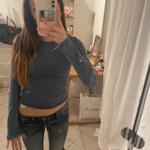 Long sleeve  - En super gullig och fin långärmad tröja från urban outfiters som har används några gånger men ser ändå bra ut! Skriv om du har frågor💕❤️