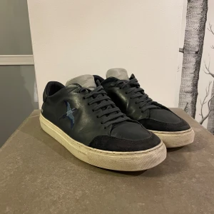 Gråa/svarta Alex Arigato skor - Säljer nu mina snygga Alex arigato skor som fortfarande är i bra skicks. Har använt dom 1 sommar och säljer nu dom på grund av att dom inte passar mig mer. Och på grund av det lilla skrap märkerna vid hälarna så sätter jag mig på ett väldigt bra pris för dessa fina perfekta sommarskorna. Pris kan diskuteras Nypris: ca 2700kr 