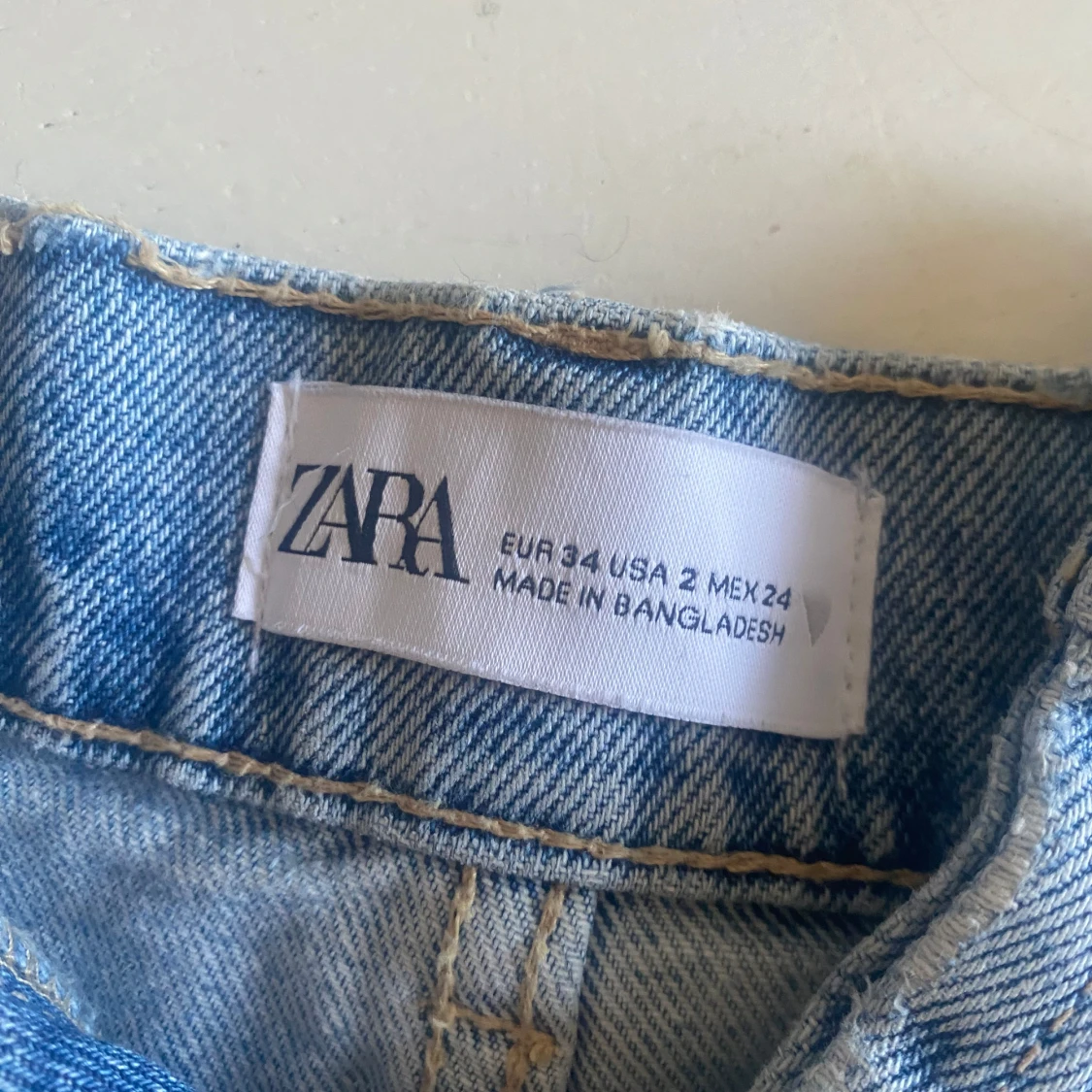 Ljusa jeansshorts från Zara - 2