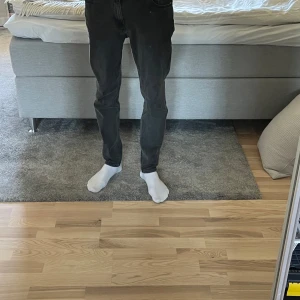 Weekday Jeans - Säljer mina Weedkday jeans i väldigt bra skick. Inga tydliga tecken på användning.                             Färg: mörkgråa.                                                                             Storlek: W28 L30.                                                               Hör av er vid frågor!