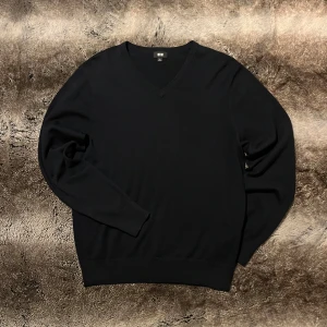 V-ringad tröja - Säljer denna stilrena svarta v-ringade tröja från uniqlo. Riktigt bra som basplagg. Skriv om ni undrar något!