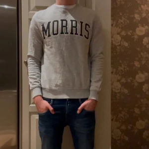 Morris tröja - Säljer en stilren grå sweatshirt från Morris med deras logga i svart på bröstet. Pris kan diskuteras. Kom privat för exakta mått fler bilder eller funderingar😇