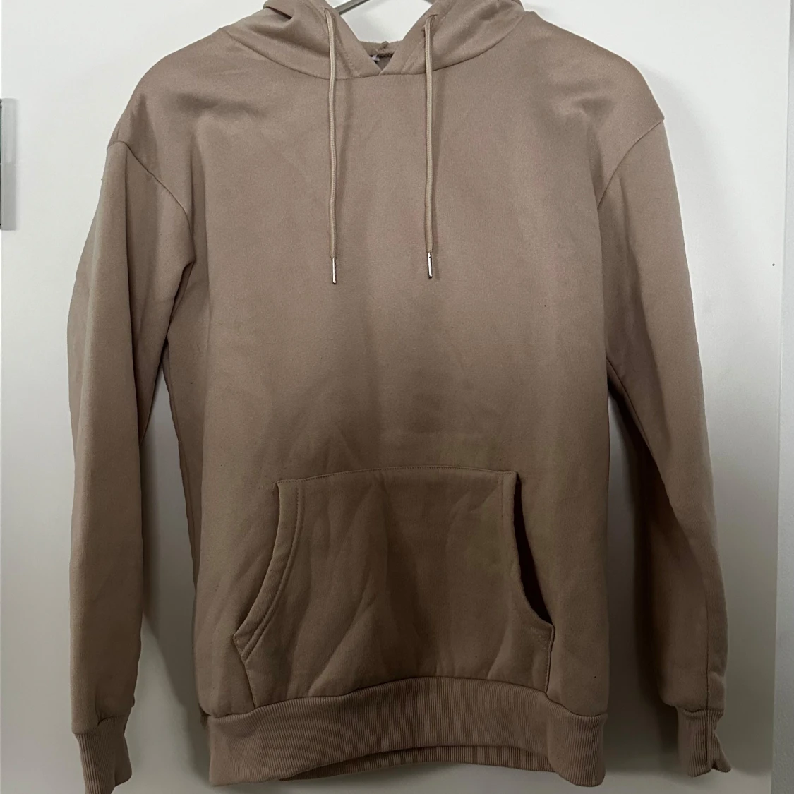 Beige hoodie med tryck