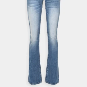 Blå bootcut jeans från LTB - Snygga blå låg midjade bootcut jeans från LTB. Jeansen är i mycket bra skick, knappt använda och passar mig som är 170 lång. (Slutsålda på hemsidan) . För egna bilder kontakta mig💕
