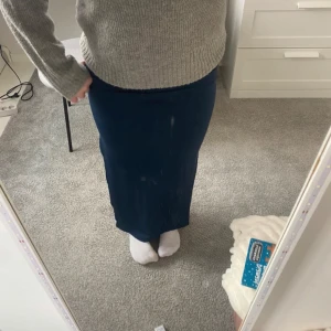 Mörkblå långkjol med slits - Snygg mörkblå långkjol med slits på sidan. Använd fåtal gånger. Kolla min profil för fler annonser🌸