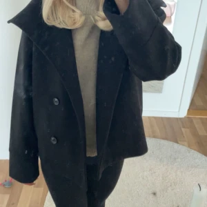 Kort kappa - Från Gina Young i storlek 158/164 men passar mig som har xs/s🩷 jackan har fickor!