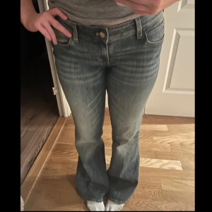 Blå bootcut jeans - 32/30, Sjukt snygga bootcut jeans ifrån weekday, märket är cheap monday, använda typ 3 ggr💗 köpta för 399, enda defekten är att lappen där bak inte sitter kvar, skriv om funderingar midjemått: 40cm innerbenslängd: 76 