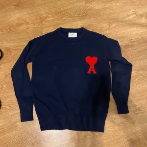 Mörkblå Ami Paris Sweater - Ami Paris tröja, bra skick - inga defekter. Använda endast ett par gånger