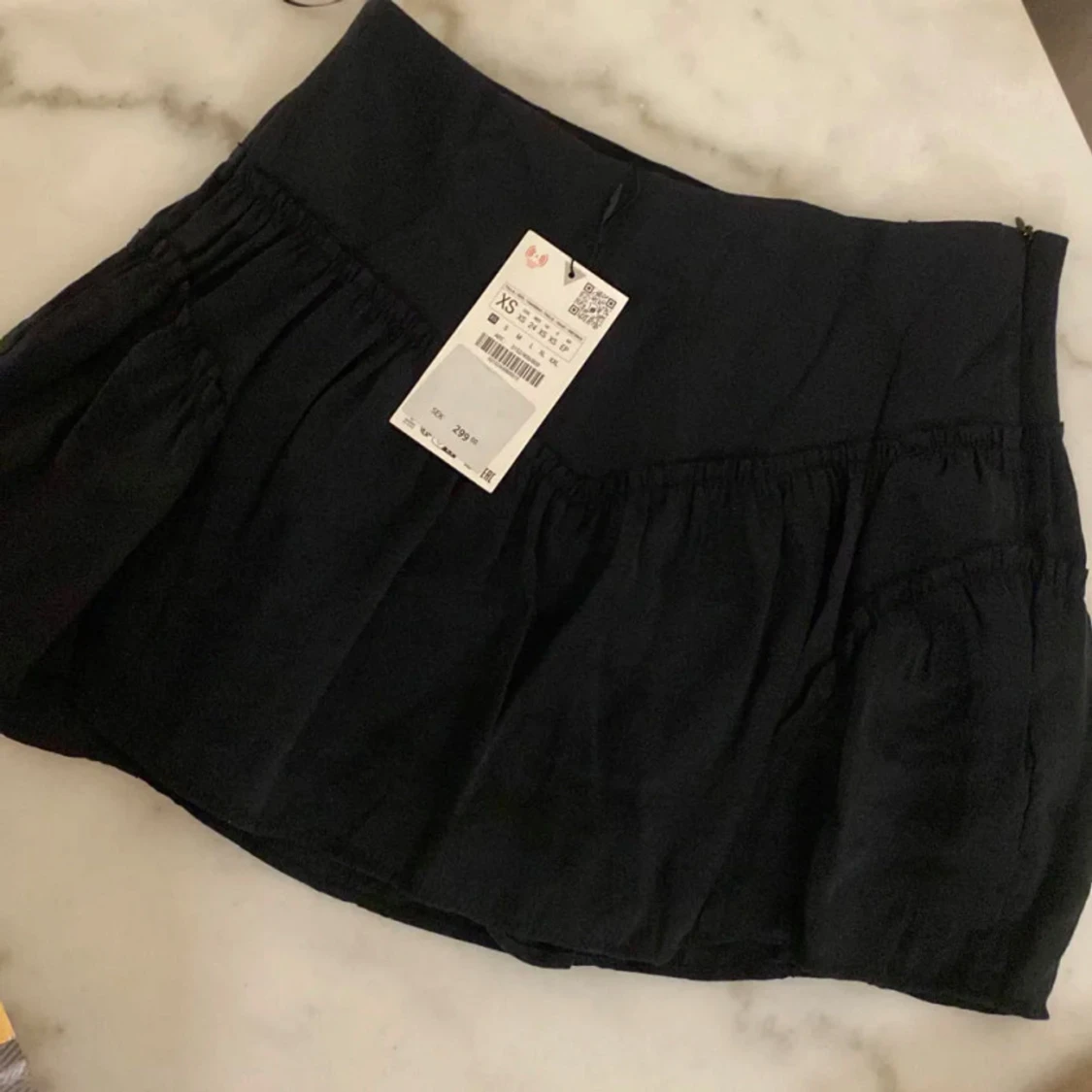 Svart kortkjol dolda shorts under  - 1