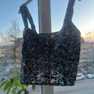 Blommig linnetopp från H&M - Säljer en söt blommig linnetopp från H&M. Jättefint skick