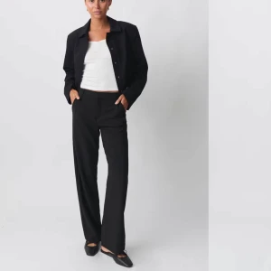 Svarta kostymbyxor från Gina Tricot - Snygga svarta kostymbyxor från Gina Tricot i storlek 34 som inte passar mig. Byxorna har aldrig andvänts, därför prislappen sitter kvar. Skriv för fler bilder.