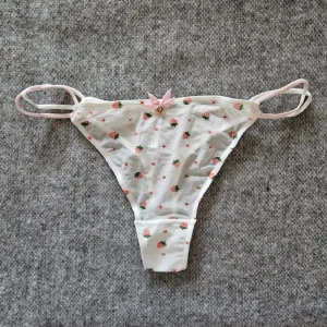 Vita trosor med jordgubbar  - Helt nya utan tags. Märkt storlek L men uppskattar att dom passar XS-S. 