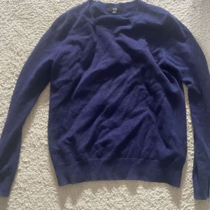 Mörkblå kashmirtröja från Uniqlo - Säljer en mörkblå 100% kashmirtröja från Uniqlo. Tröjan är i ett fint skick utan defekter