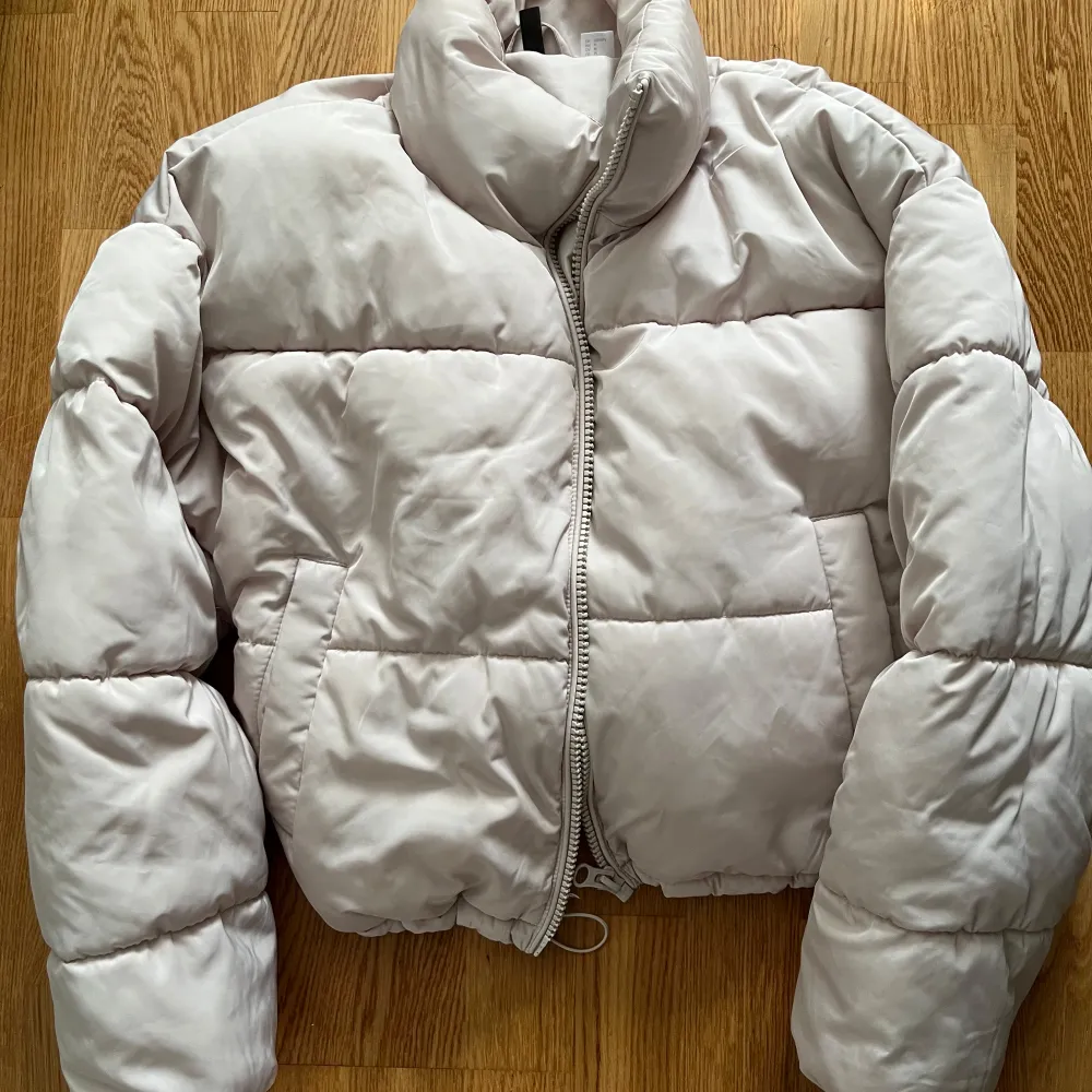 Säljer min vinterjacka från H&M i storlek M för att jag inte använder den länge. Den är i mycket bra skick men har 2 små defekter (se bild 4 och 5). Skriv om du har frågor💕. Takit.