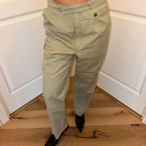 Gröna byxor från Fjällräven, M  - Byxor från Fjällräven i stl M. Jag har annars S och på mig är dom ocersized fit men gillar det på dessa. I mycket bra skick! Kan skicka samma dag. Passar perfekt för en cool vår outfit! 