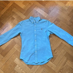 Polo skjorta - Polo skjorta| storlek S| jättefint skick inga defekter| pris ej hugget🍾🍾🍾🍾🍾🍾🍾🍾🍾