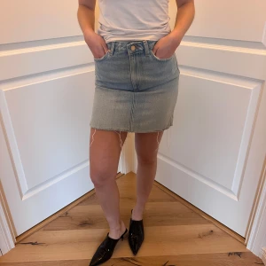 Jeans kjol HM stl 36 - Säljer denna jeans kjol i stl 36 perfekt inför sommar och våren! Kan skicka samma dag! Använd endast ett få tal gånger och i super bra skick! Kan skicka fler bilder vid förfrågan 