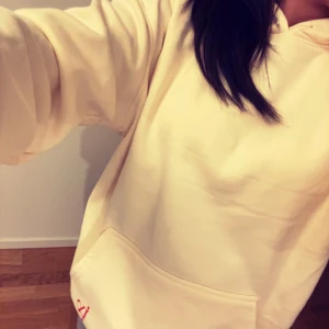 IVE merch hoodie - Säljer denna IVE merch hoodie från deras konsert💕är helt ny och passar S/M